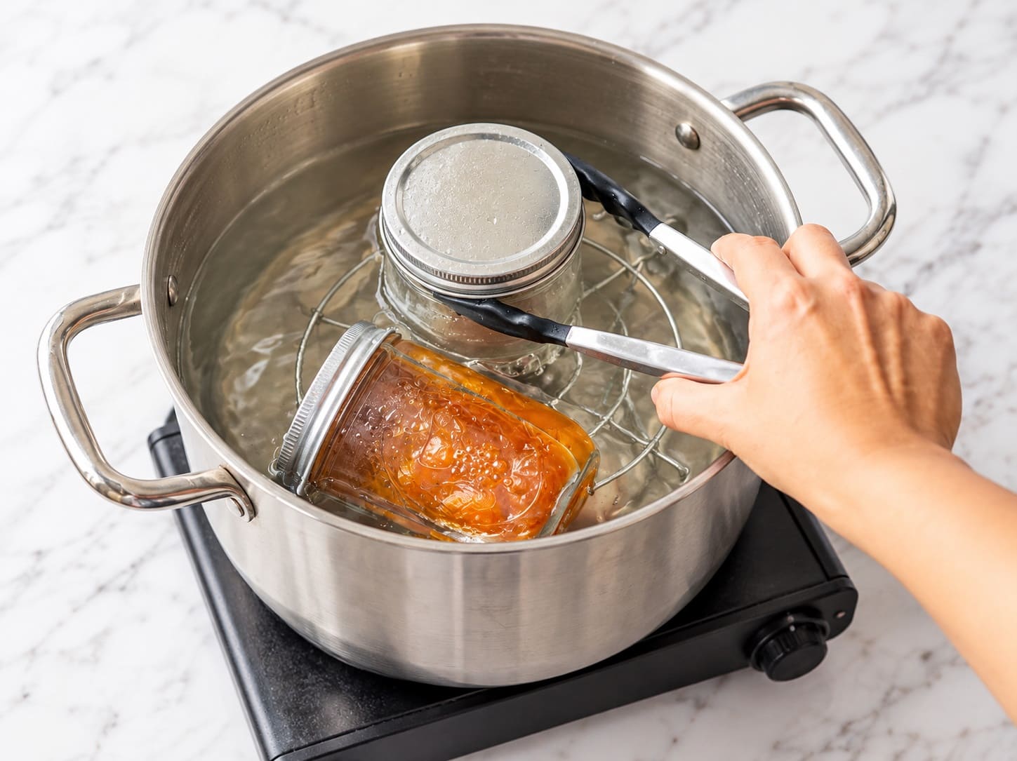 Canning apricot jam using the water-bath method